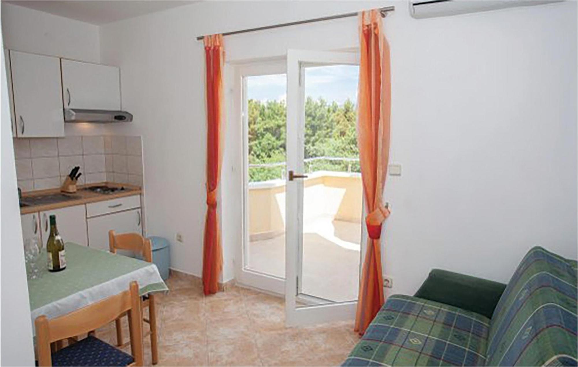 Amazing Apartment In Malinska With Kitchen ภายนอก รูปภาพ