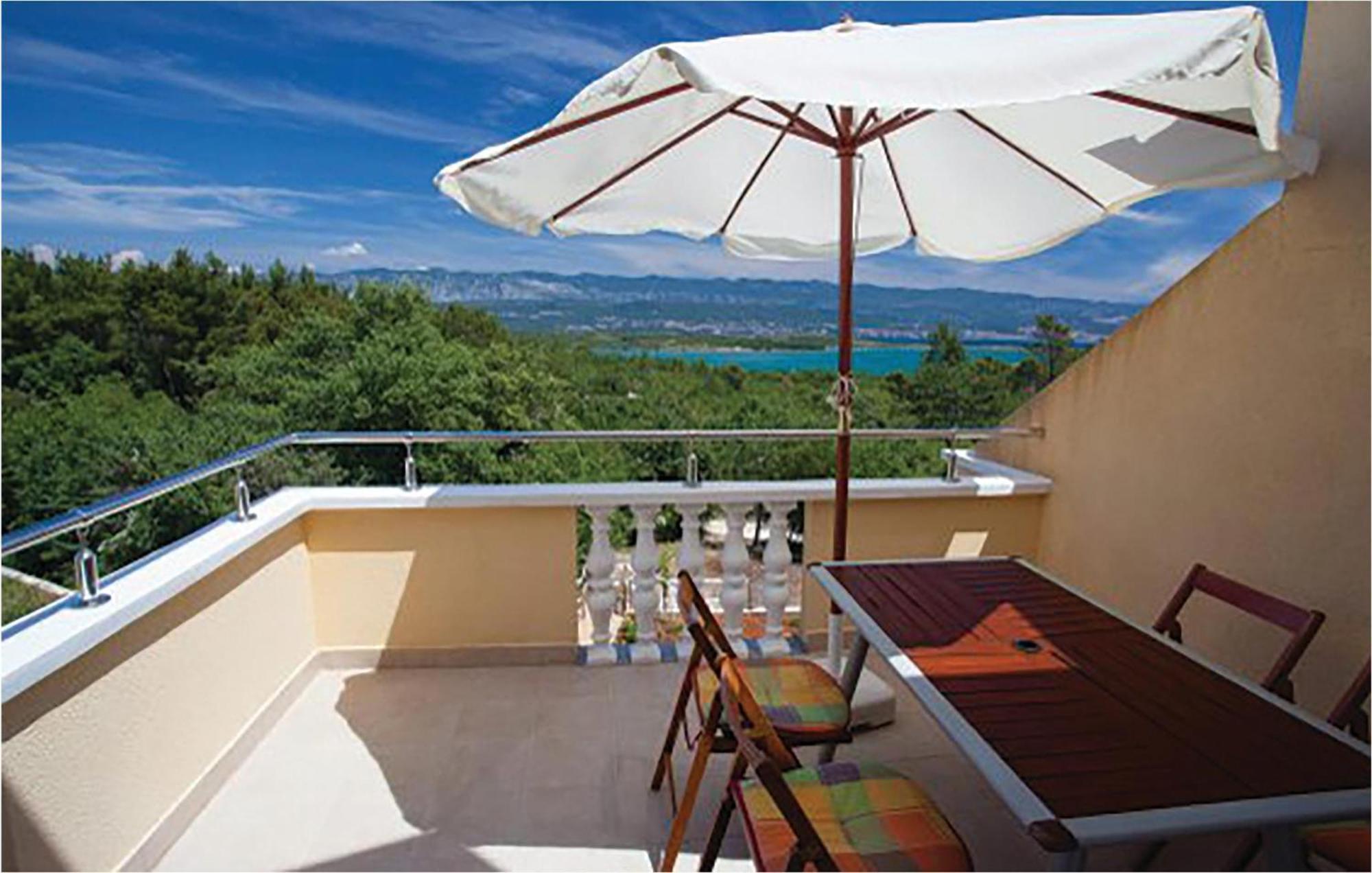 Amazing Apartment In Malinska With Kitchen ภายนอก รูปภาพ