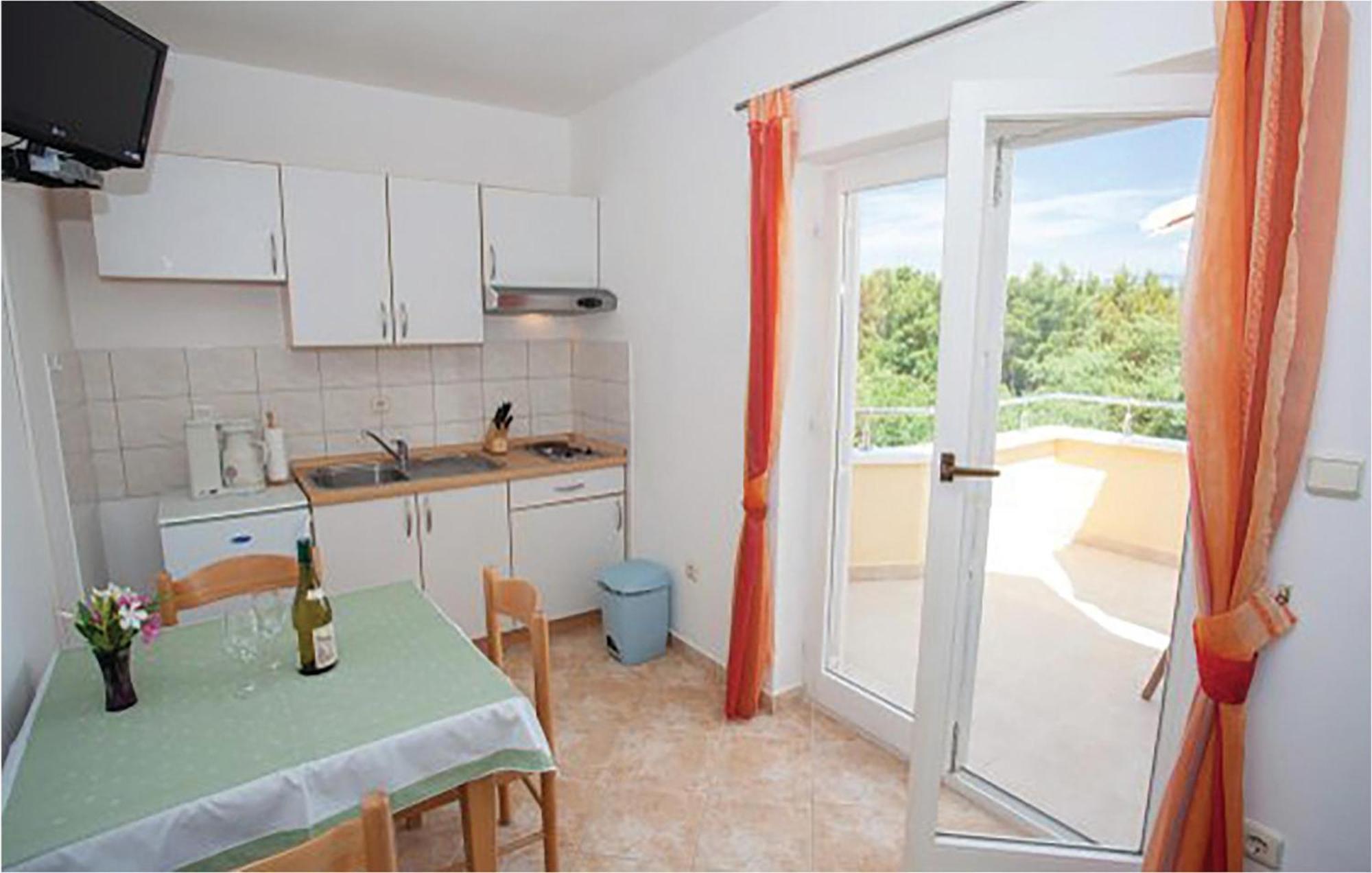 Amazing Apartment In Malinska With Kitchen ภายนอก รูปภาพ