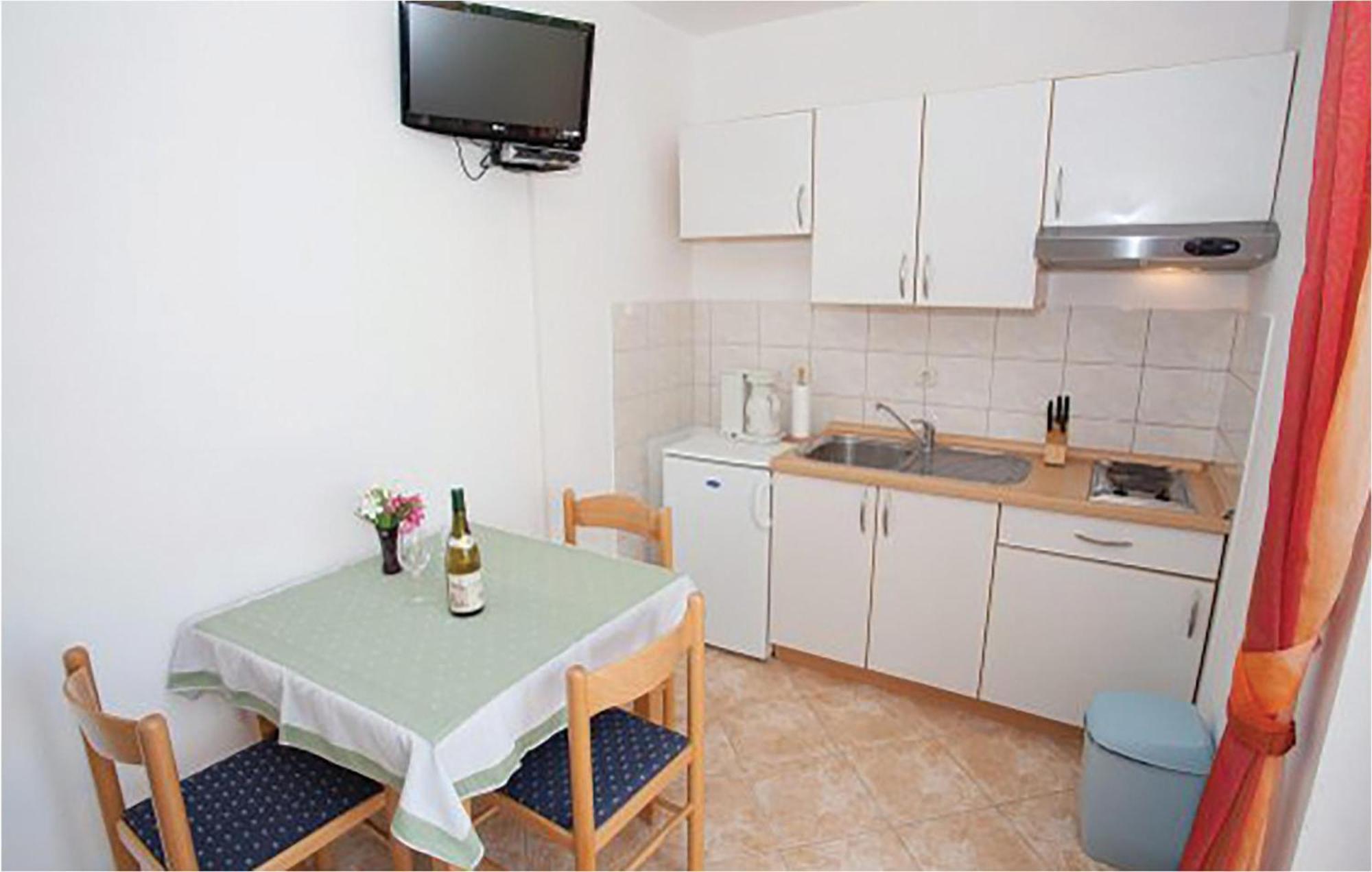 Amazing Apartment In Malinska With Kitchen ภายนอก รูปภาพ